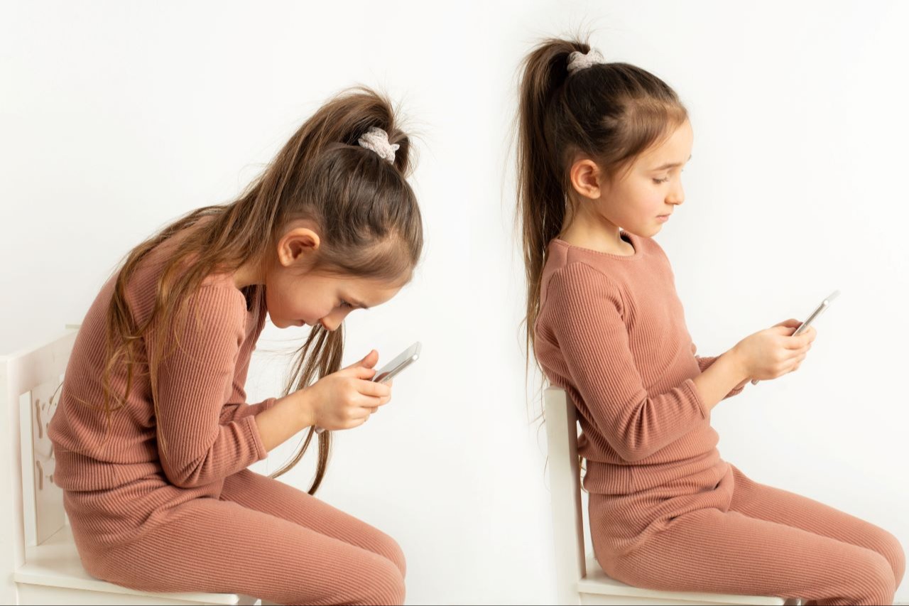 Bambini e postura con smartphone: differenza tra posizione scorretta e corretta